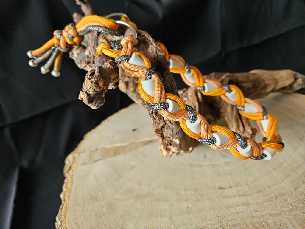 Collier antiparasitaire en paracorde avec perles de céramique EM (Tour de cou de 20 à 34 cm)