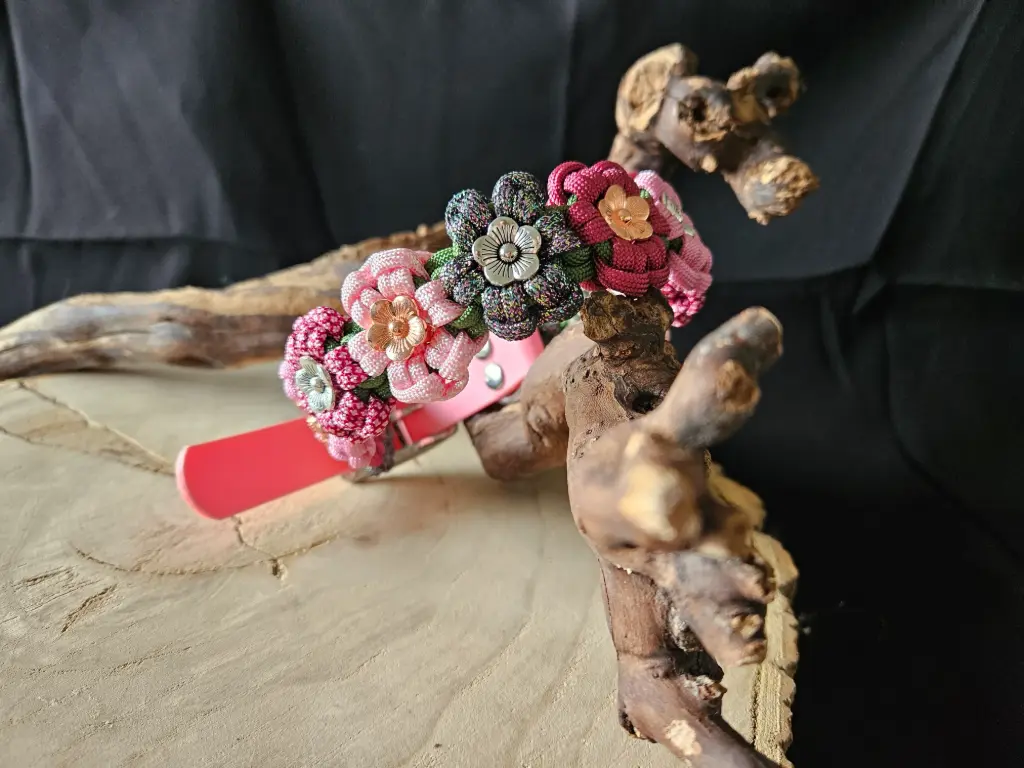 Collier modèle :  🌸 Pattes Fleuries (Tour de cou de 35 cm à 49 cm)